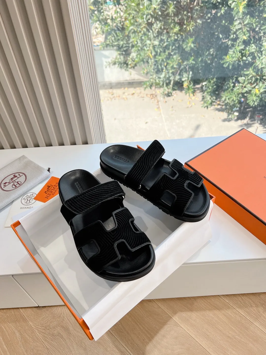 👟👟Ex-factory price 440👟👟 (Top version) H family 2024 spring and summer new style HERMES Hermes' recently popular couple's shoes, pig nose angle sandals and slippers, paired with various colorful socks, very trendy. Upper lining: imported original leather. Outsole: non-slip and wear-resistant outsole. Size: female 35-42 (40/42 non-returnable and non-exchangeable) Men’s size: 39-45 (45 is non-refundable and non-exchangeable)